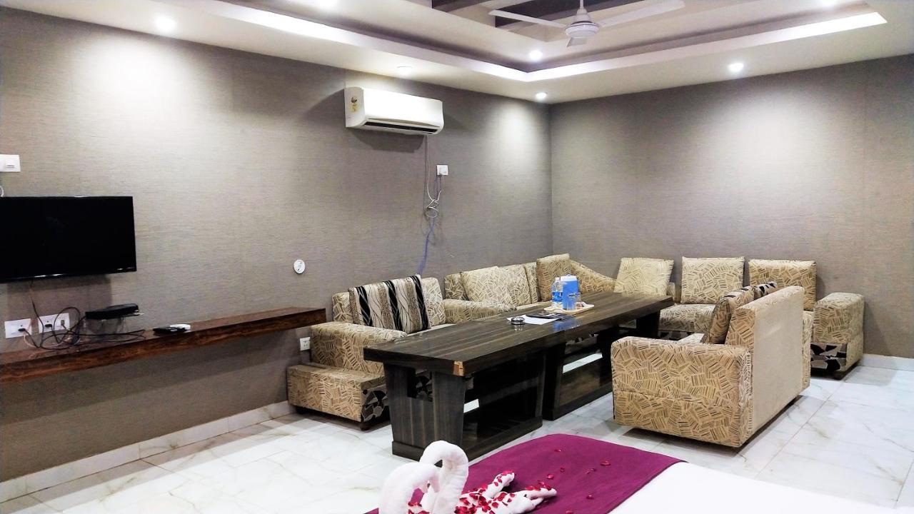 สโยนา เรสซิเดนซี่ Hotel ลัคเนา ภายนอก รูปภาพ